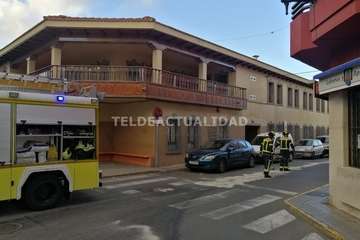 Una avería en el motor de un vehículo deja un reguero de aceite por varias calles de Los Llanos de Telde/TA.